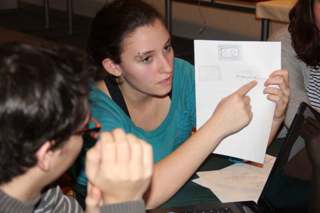 Louma, étudiante de AGR, montre un croquis à son groupe "Bobos ou prolos ?"