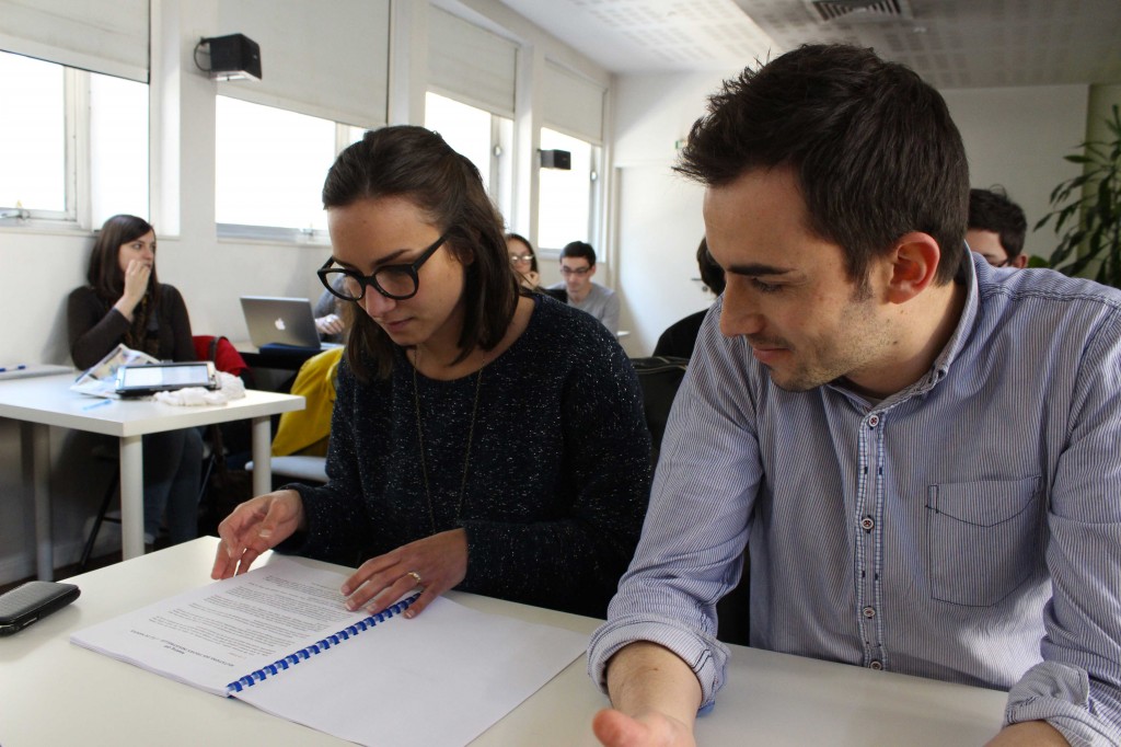 Gina Di Orio et Damien Gillet du magazine Idîle assistent à la présentation du groupe qu'ils ont suivi.